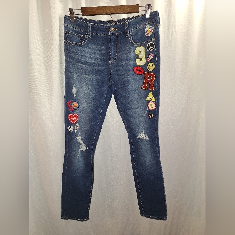 Arizona jean Co slightly distressed patched jeans size 9